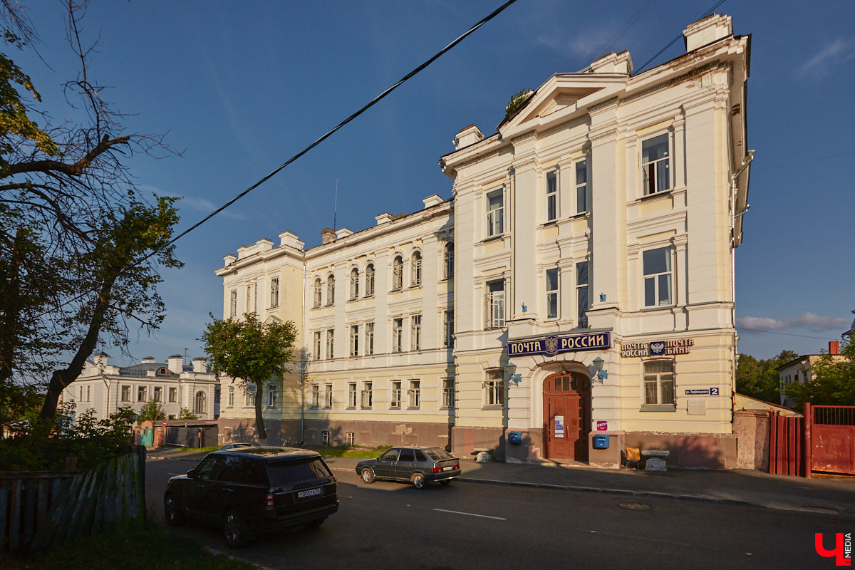 В начале улицы Подбельского стоит внушительное трехэтажное здание владимирского Главпочтамта. Построено оно до революции и охраняется государством как памятник регионального значения. Но не из-за своей неповторимой архитектуры, а по причине происходивших в нем революционных событий летом и осенью 1917 года. Тогда в этом доме формировалась власть Советов на губернском уровне.