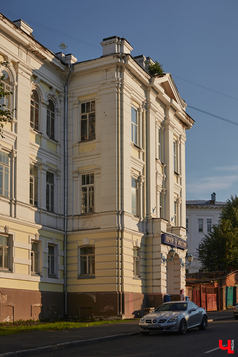 В начале улицы Подбельского стоит внушительное трехэтажное здание владимирского Главпочтамта. Построено оно до революции и охраняется государством как памятник регионального значения. Но не из-за своей неповторимой архитектуры, а по причине происходивших в нем революционных событий летом и осенью 1917 года. Тогда в этом доме формировалась власть Советов на губернском уровне.