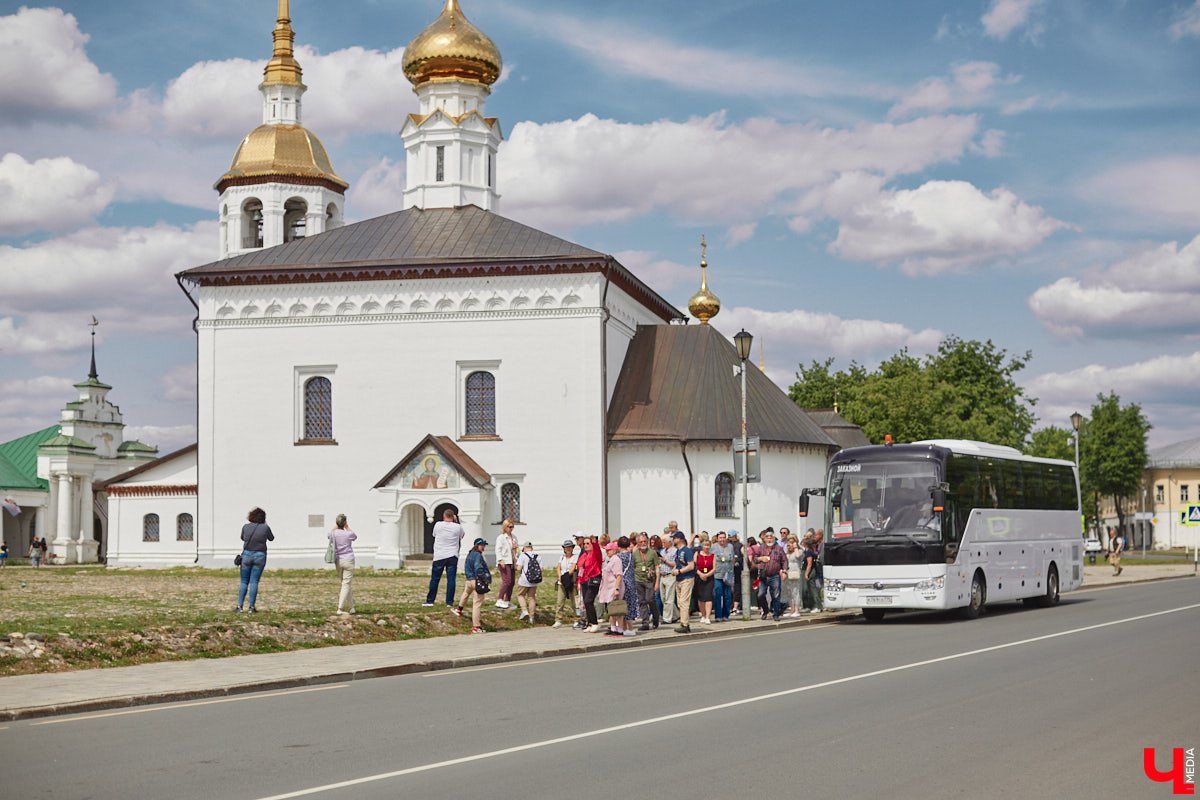 В Суздале хотят ввести специальный налог для туристов. Предполагается, что за одну ночь в музее под открытым небом его гостям придется заплатить 100 рублей. Собранные средства пойдут на улучшение туристической инфраструктуры древнего города.