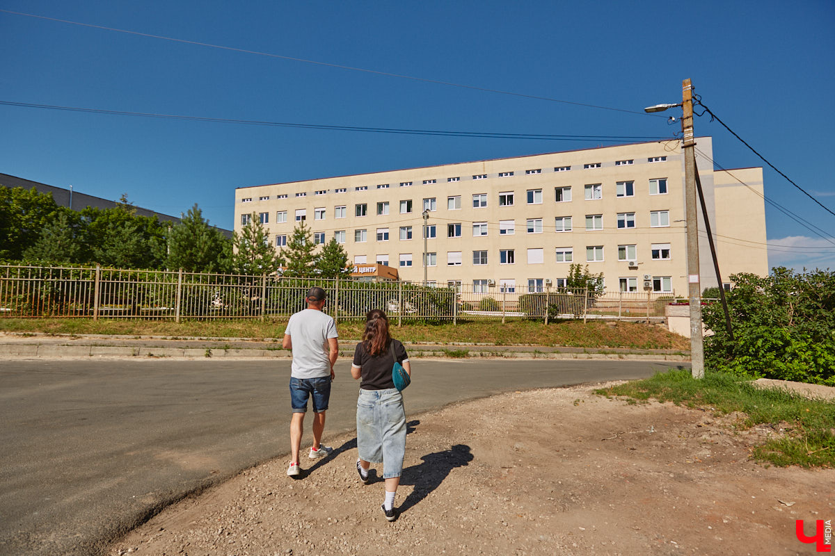 Все детство и юность солиста владимирской группы «Рекорд Оркестр» Тимофея Копылова прошли в спальном районе Доброе. Здесь он ходил в школу, познавал мир, порой хулиганил, перебирал гитарные струны во дворе. «Ключ-Медиа» устроил с музыкантом ностальгический променад, посетив по-настоящему знаковые в его жизни локации.