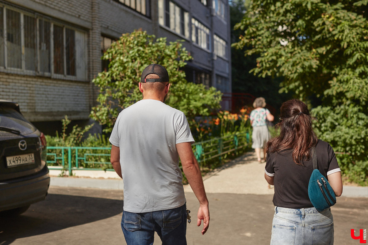 Все детство и юность солиста владимирской группы «Рекорд Оркестр» Тимофея Копылова прошли в спальном районе Доброе. Здесь он ходил в школу, познавал мир, порой хулиганил, перебирал гитарные струны во дворе. «Ключ-Медиа» устроил с музыкантом ностальгический променад, посетив по-настоящему знаковые в его жизни локации.