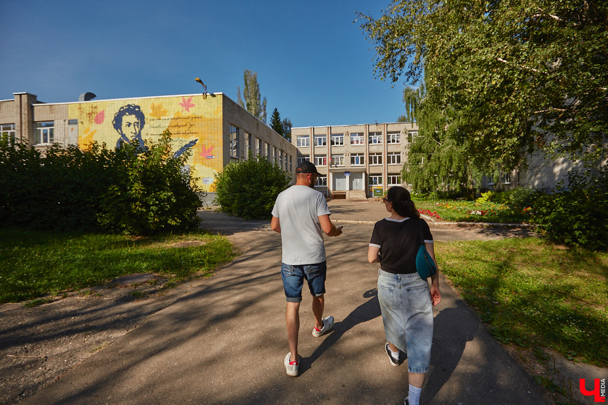 Все детство и юность солиста владимирской группы «Рекорд Оркестр» Тимофея Копылова прошли в спальном районе Доброе. Здесь он ходил в школу, познавал мир, порой хулиганил, перебирал гитарные струны во дворе. «Ключ-Медиа» устроил с музыкантом ностальгический променад, посетив по-настоящему знаковые в его жизни локации.