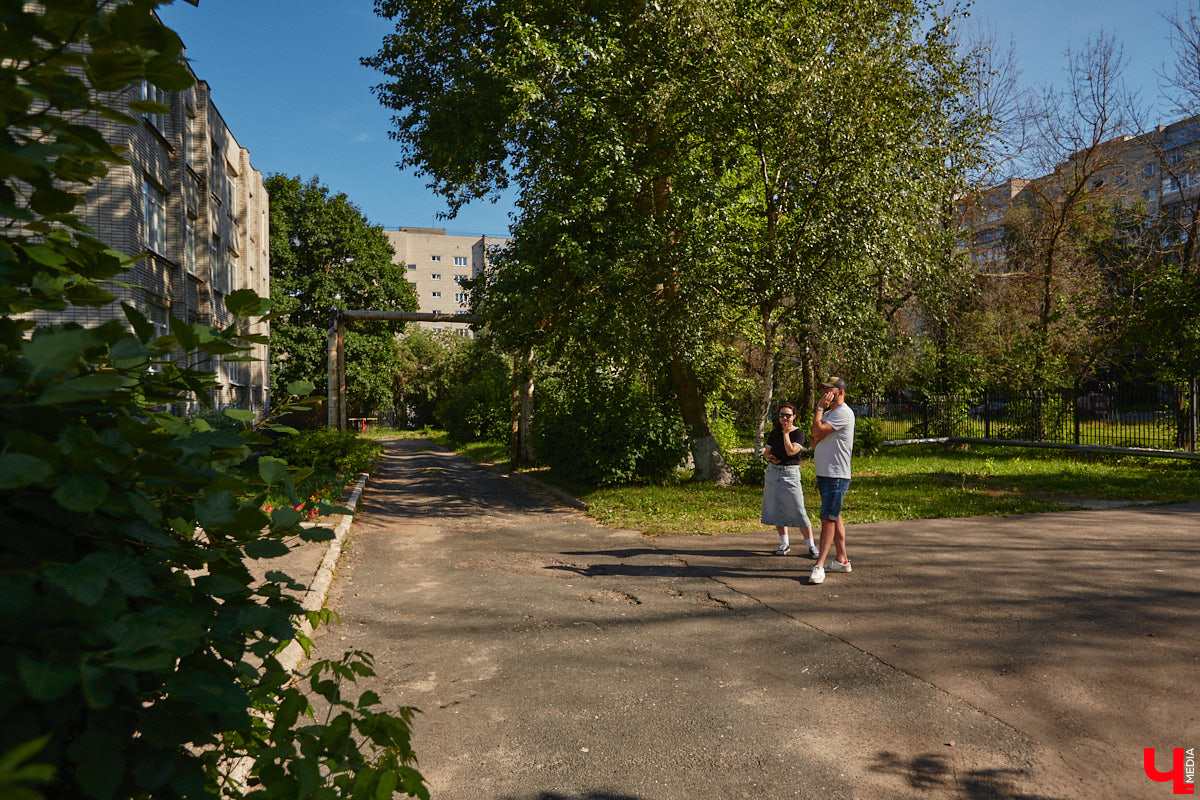 Все детство и юность солиста владимирской группы «Рекорд Оркестр» Тимофея Копылова прошли в спальном районе Доброе. Здесь он ходил в школу, познавал мир, порой хулиганил, перебирал гитарные струны во дворе. «Ключ-Медиа» устроил с музыкантом ностальгический променад, посетив по-настоящему знаковые в его жизни локации.