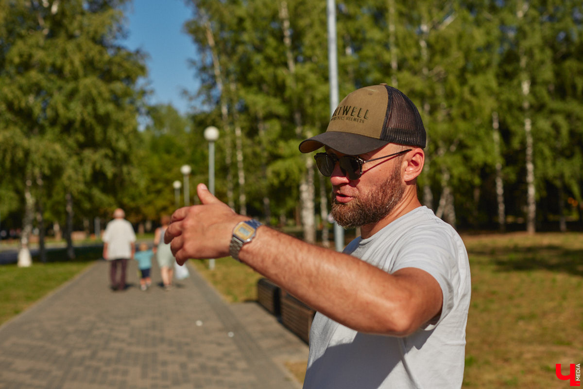 Все детство и юность солиста владимирской группы «Рекорд Оркестр» Тимофея Копылова прошли в спальном районе Доброе. Здесь он ходил в школу, познавал мир, порой хулиганил, перебирал гитарные струны во дворе. «Ключ-Медиа» устроил с музыкантом ностальгический променад, посетив по-настоящему знаковые в его жизни локации.