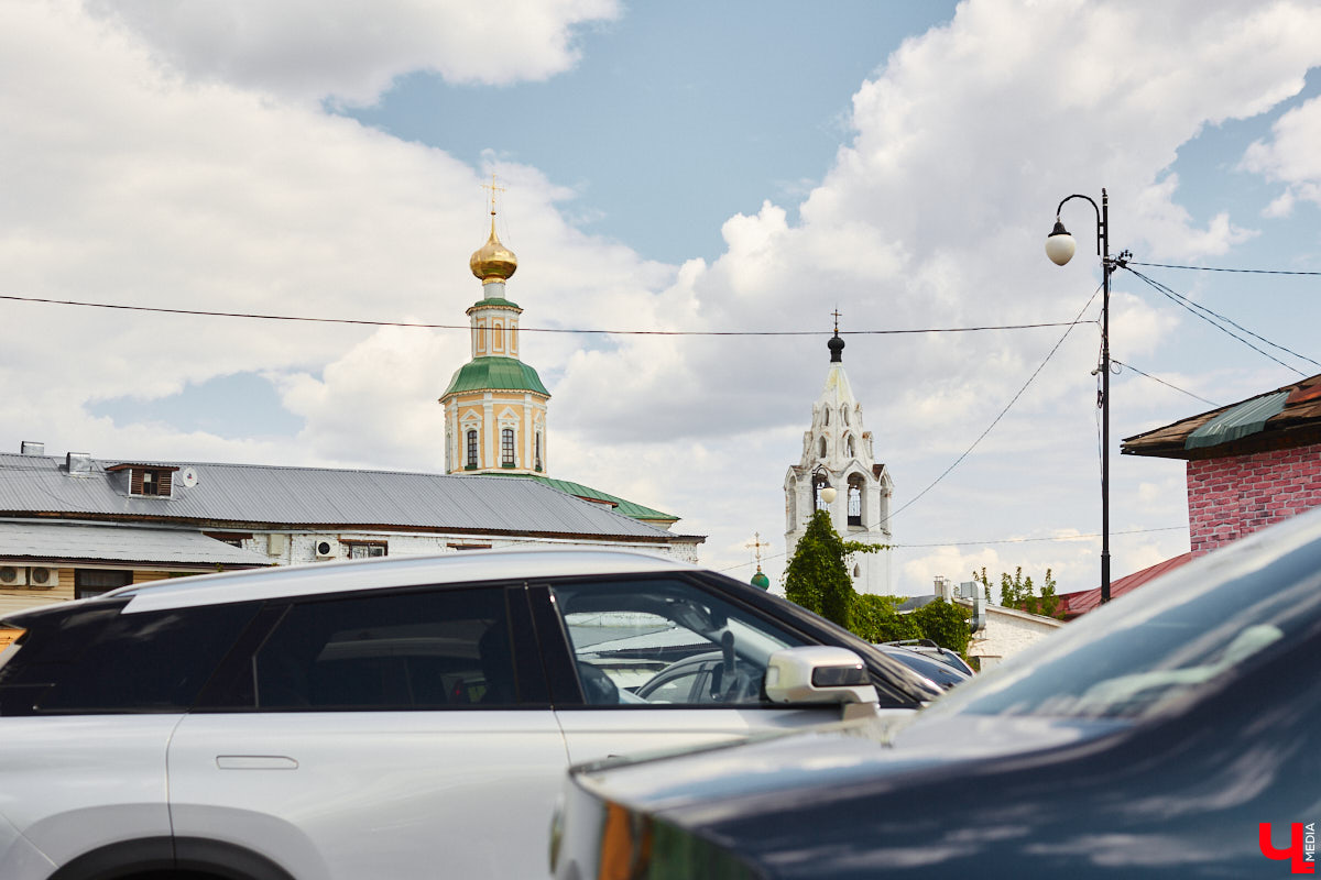 Не успели владимирские автомобилисты прийти в себя после демонтажа заездных карманов на улице Горького, как им приходится прощаться с ними и на проспекте Ленина. В то же время спустя год после возвращения бесплатной парковки на Спасской там решено демонтировать шлагбаумы и паркоматы. Подробнее о том, как обстоят дела со стоянками во Владимире, читайте в нашем материале.