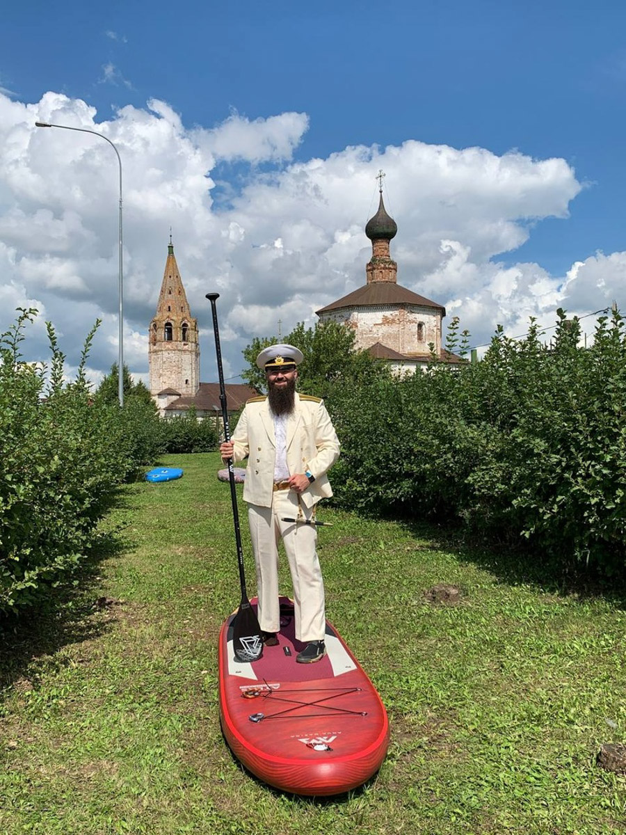 Только раз в году можно увидеть, как Пеннивайз работает веслом, а Человек-паук пытается проплыть на борде по Каменке — в августе на sup-фестивале в Суздале. В минувшую субботу состоялся третий по счету заплыв, собравший рекордное число участников — 1526 человек. Кто там был, читайте в нашем материале.