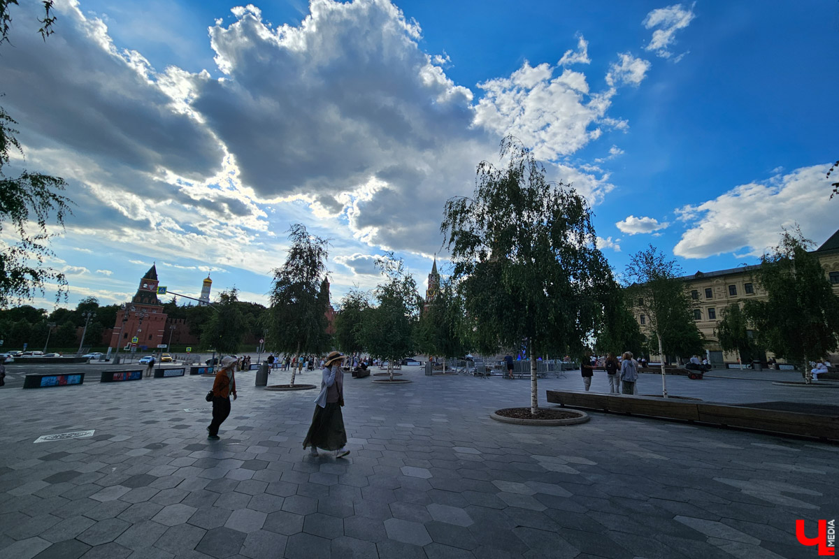 «Зарядье» есть и в Москве, и в Суздале. И то, и другое — места для отдыха и прогулок. Но заканчивается ли на этом сходство? Попробовали сравнить столичный проект с реализованным в городе-музее.