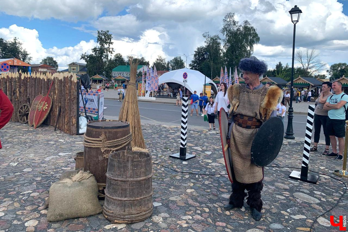 Суздаль официально отметил свое 1000-летие. Торжества продолжались три дня, но самые массовые мероприятия состоялись в субботу. Гости прибывали с утра, и уже к обеду волонтеры раздали все 4 000 картонных кокошника и 6 000 кепок с айдентикой от Артемия Лебедева. Праздник проходил на нескольких площадках: кино снимали на Торговой площади, рыцари устраивали турниры у Покровского монастыря, а у ГТК поили чаем из царь-самовара и развлекали играми. Вечером же на главную сцену вышли Пелагея и Дима Билан.