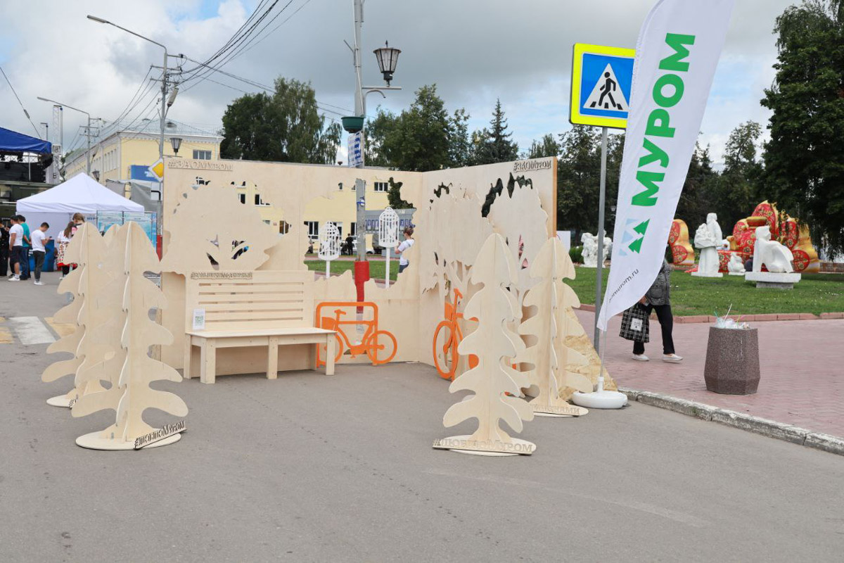 В минувшие выходные Мурому исполнилось 1162 года. Отмечали День города большим концертом, фестивалем ухи и фейерверком. А угощали гостей праздника весьма экзотическими блюдами и напитками. Например, каждый мог попробовать на вкус «Фанеру» и «ДСП».