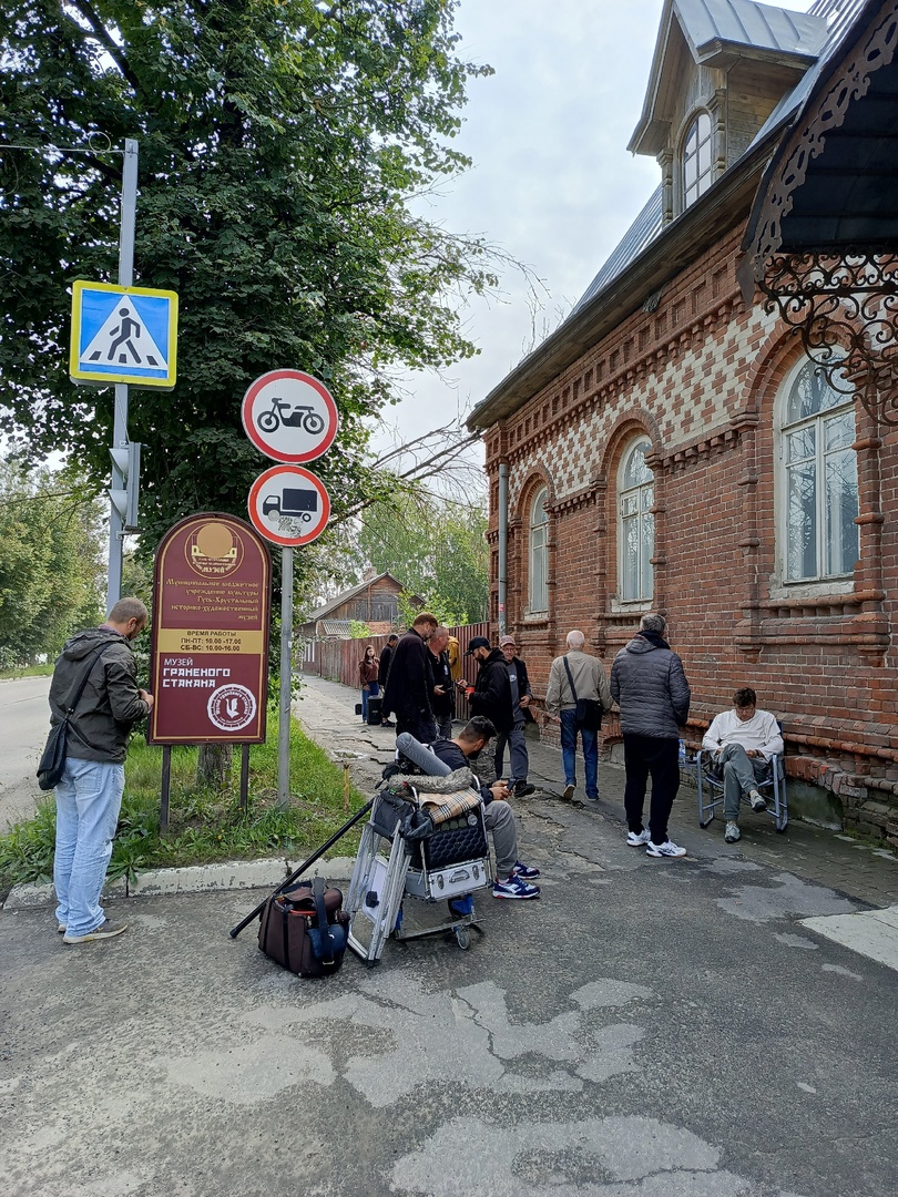 Жителям Владимирской области пора внимательнее смотреть по сторонам, чтобы вдруг не оказаться перед камерой. В этом году в регионе настоящий кинобум, в который теперь замешан и Гусь-Хрустальный. Недавно там прошли съемки детективного мини-сериала «Кочевница» от режиссера «Напарниц» и «Глухаря».