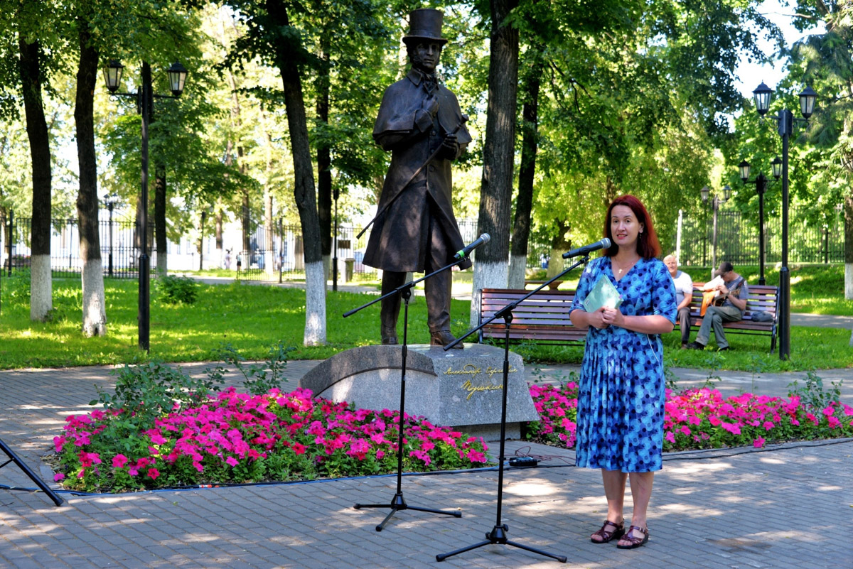 Педагог Елена Михайлова, создавшая авторскую методику обучения чтению, в душе всегда была еще и поэтом, но рискнула обнародовать свои произведения не так давно. В итоге за два месяца она побывала почти на всех значимых литературных событиях Владимира и Санкт-Петербурга. Помимо этого написала уже 48 басен. И, к ее собственному удивлению, данное направление пользуется довольно большим спросом у ценителей. А значит, не за горами издание отдельного сборника сочинений.