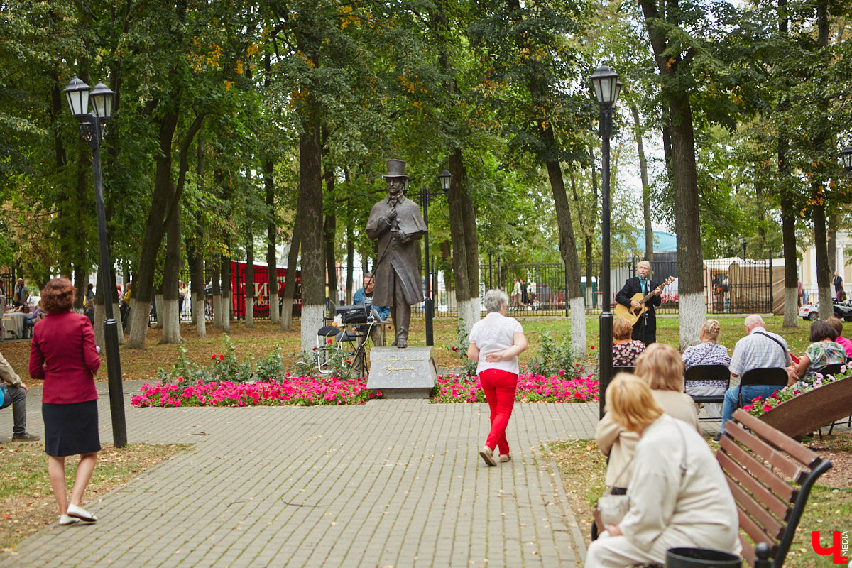 24   августа Владимир отметил свое 1034-летие. Поздравить его пришли тысячи горожан и   туристов, для которых в   центре развернулись ивент-площадки. Были концерты и   аттракционы, ярмарки и   состязания, а   еще массовая выставка раритетных авто и   мотоциклов под открытым небом. Все это и   многое другое   — в   фоторепортаже «Ключ-Медиа».