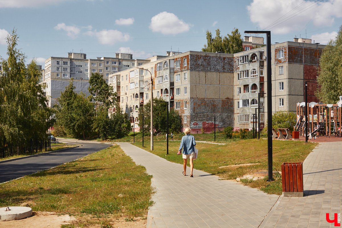 Лето подходит к концу, но благоустройство Владимира продолжается. В этом сезоне приводили в порядок и создавали с нуля сразу три городских сквера. «Ключ-Медиа» посетил их и оценил, что уже сделано на сегодняшний день и как скоро жители региональной столицы смогут насладиться там полноценным отдыхом.