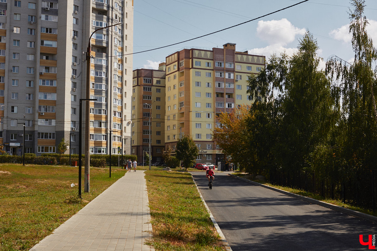 Лето подходит к концу, но благоустройство Владимира продолжается. В этом сезоне приводили в порядок и создавали с нуля сразу три городских сквера. «Ключ-Медиа» посетил их и оценил, что уже сделано на сегодняшний день и как скоро жители региональной столицы смогут насладиться там полноценным отдыхом.