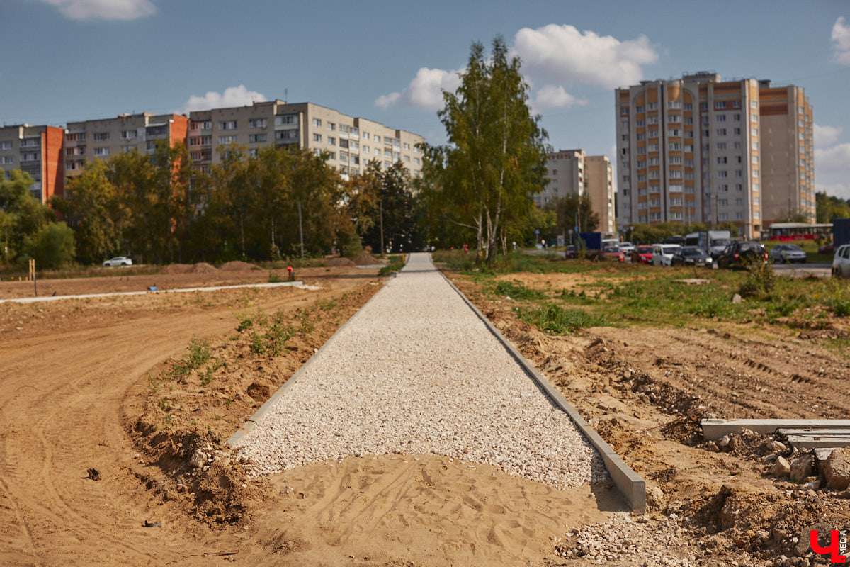 Лето подходит к концу, но благоустройство Владимира продолжается. В этом сезоне приводили в порядок и создавали с нуля сразу три городских сквера. «Ключ-Медиа» посетил их и оценил, что уже сделано на сегодняшний день и как скоро жители региональной столицы смогут насладиться там полноценным отдыхом.