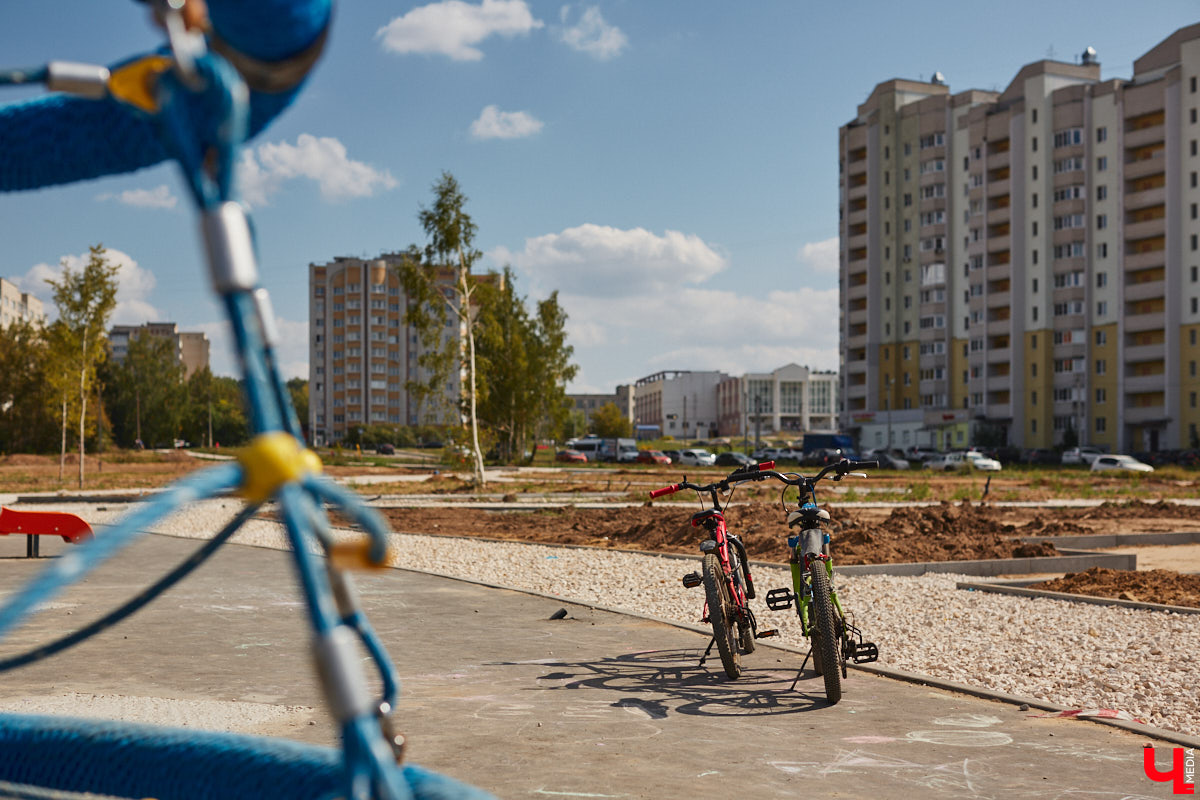 Лето подходит к концу, но благоустройство Владимира продолжается. В этом сезоне приводили в порядок и создавали с нуля сразу три городских сквера. «Ключ-Медиа» посетил их и оценил, что уже сделано на сегодняшний день и как скоро жители региональной столицы смогут насладиться там полноценным отдыхом.