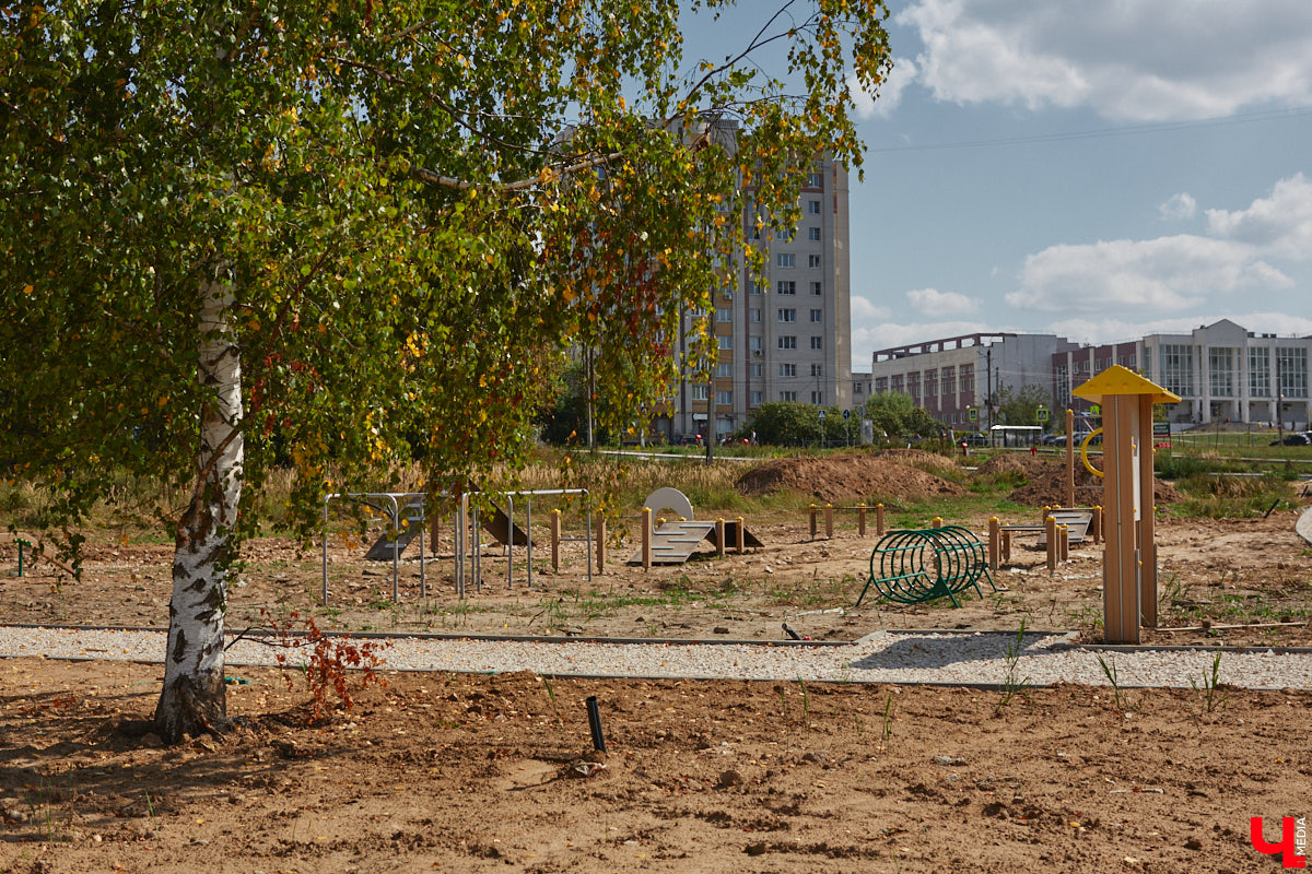 Лето подходит к концу, но благоустройство Владимира продолжается. В этом сезоне приводили в порядок и создавали с нуля сразу три городских сквера. «Ключ-Медиа» посетил их и оценил, что уже сделано на сегодняшний день и как скоро жители региональной столицы смогут насладиться там полноценным отдыхом.