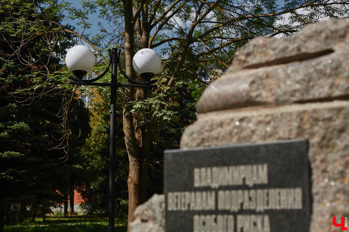 Лето подходит к концу, но благоустройство Владимира продолжается. В этом сезоне приводили в порядок и создавали с нуля сразу три городских сквера. «Ключ-Медиа» посетил их и оценил, что уже сделано на сегодняшний день и как скоро жители региональной столицы смогут насладиться там полноценным отдыхом.