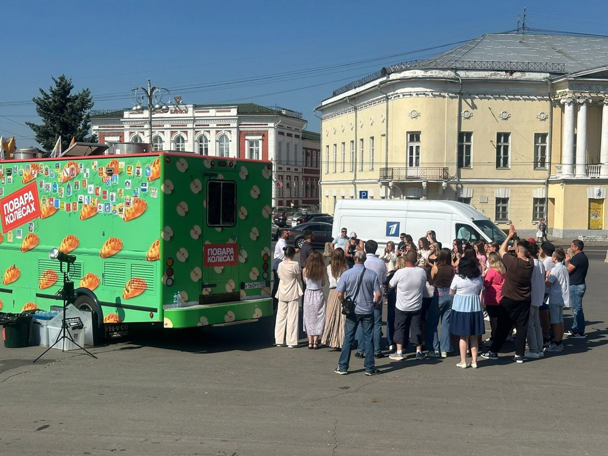 Горожане то и дело становятся участниками различных кулинарных программ. Вот и 25-летний Александр Прохорский снялся в четвертом сезоне популярного проекта «Битва шефов». А чуть ранее Суздаль и Владимир посетили герои тревел-шоу «Повара на колесах».