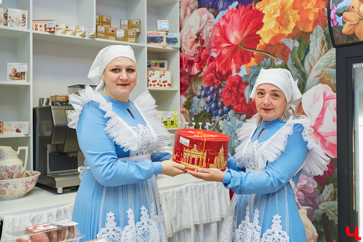 Представьте себе кондитерскую, где можно не только вкусить восхитительно свежий и нежный десерт, но и выпить чая или кофе из обычной чашки либо… съедобных стаканчиков! А еще приятно провести время наедине со своими мыслями или за беседой с друзьями. У посетителей торгового центра «Ковров Молл» в городе оружейников появилась такая возможность, ведь там открылся магазин-бутик «Бисквитъ».