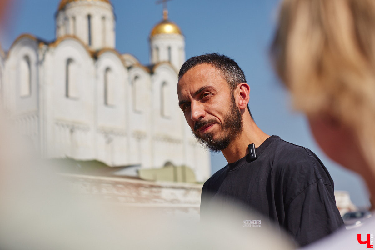 Владимир — первая точка, где начались съемки романтической комедии «Туда» о путешествии на такси через четыре города нашей страны. Главные роли в картине исполнят Ирина Старшенбаум и Петр Федоров. Вместе их героям предстоит проехать 1500 километров из Москвы в Уфу. Премьера фильма запланирована на следующий год, а пока давайте узнаем все детали съемочного процесса в областной столице.