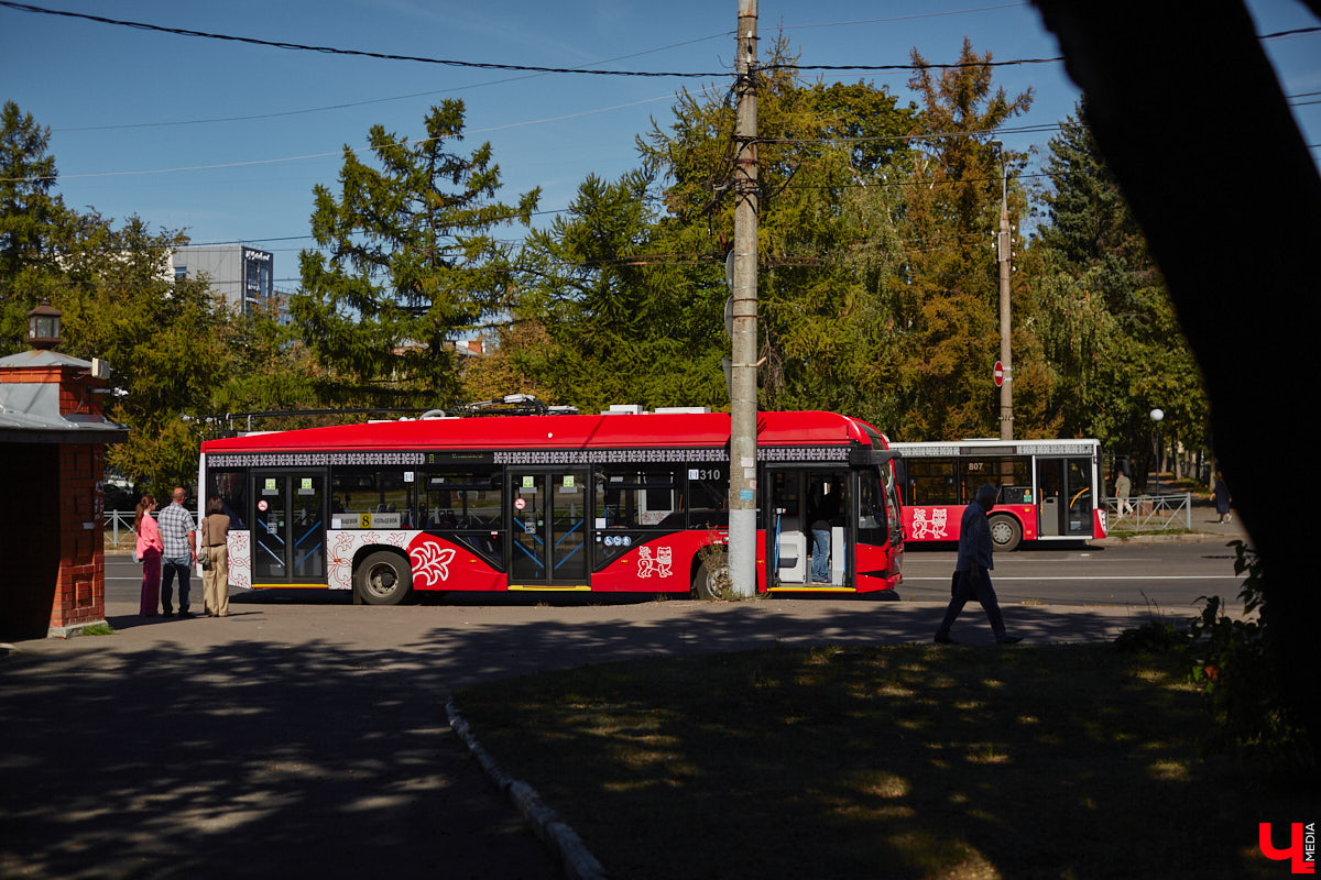 Во Владимир прибыли два новых троллейбуса марки «Авангард» с автономным ходом, которые с начала сентября работают на кольцевом маршруте. Электротранспорт оснащен всем необходимым для удобства и комфорта пассажиров и водителя. «Ключ-Медиа» прокатился на одном их них с представителем «Владимирпассажиртранса» Дмитрием Кнутовым.