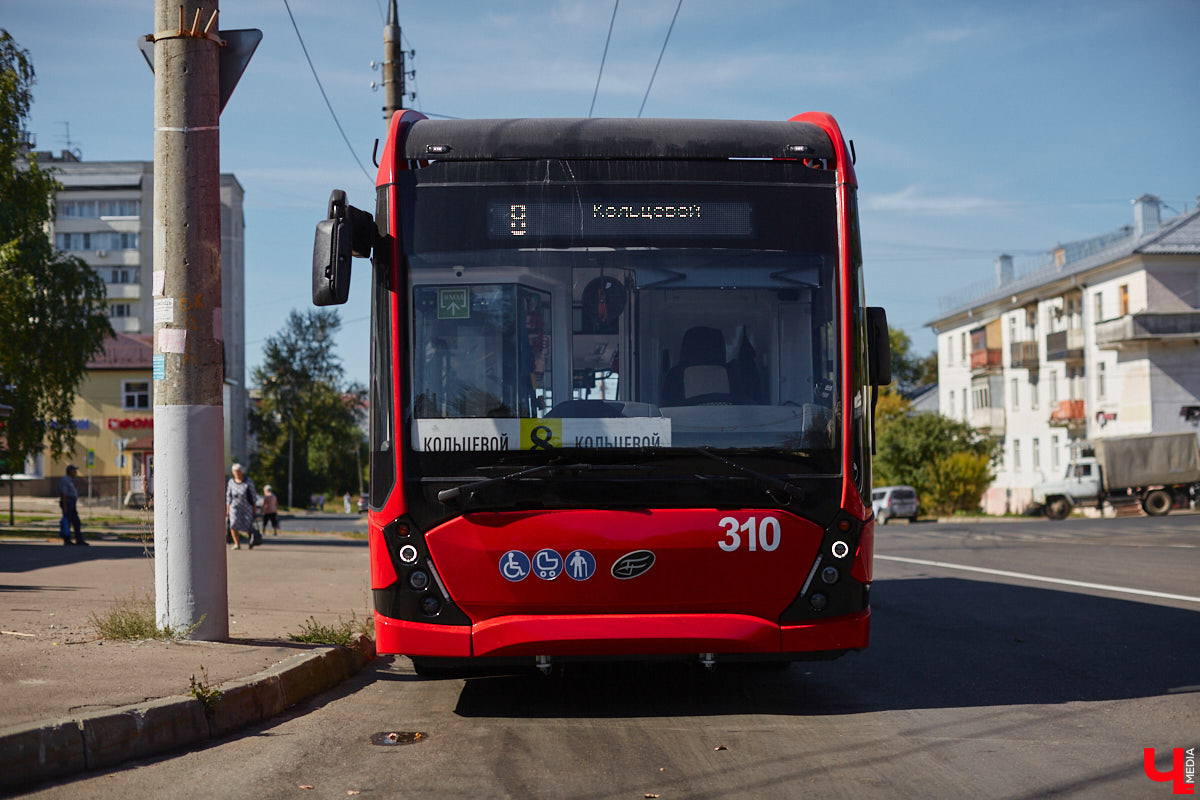 Во Владимир прибыли два новых троллейбуса марки «Авангард» с автономным ходом, которые с начала сентября работают на кольцевом маршруте. Электротранспорт оснащен всем необходимым для удобства и комфорта пассажиров и водителя. «Ключ-Медиа» прокатился на одном их них с представителем «Владимирпассажиртранса» Дмитрием Кнутовым.