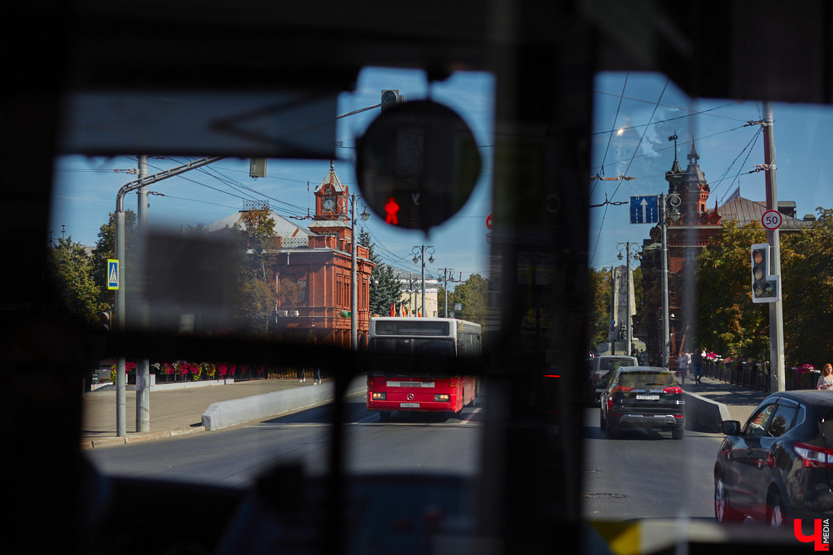 Во Владимир прибыли два новых троллейбуса марки «Авангард» с автономным ходом, которые с начала сентября работают на кольцевом маршруте. Электротранспорт оснащен всем необходимым для удобства и комфорта пассажиров и водителя. «Ключ-Медиа» прокатился на одном их них с представителем «Владимирпассажиртранса» Дмитрием Кнутовым.