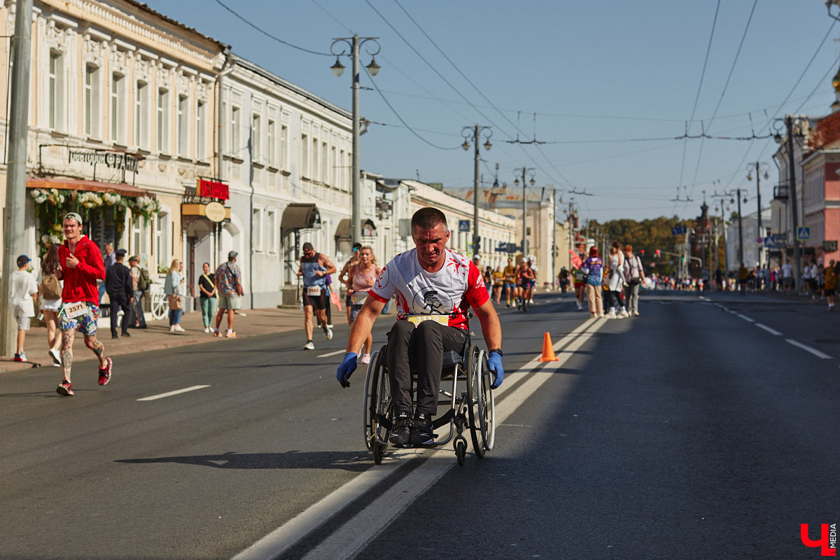 Движение равно жизнь! А потому в минувшую субботу центр Владимира буквально напоминал котел с бурлящей в нем положительной энергией, ведь там состоялся восьмой полумарафон «Золотые ворота». О том, как он прошел, и о новинке, которая может стать ежегодной традицией, читайте в нашем заряженном на спорт фоторепортаже!