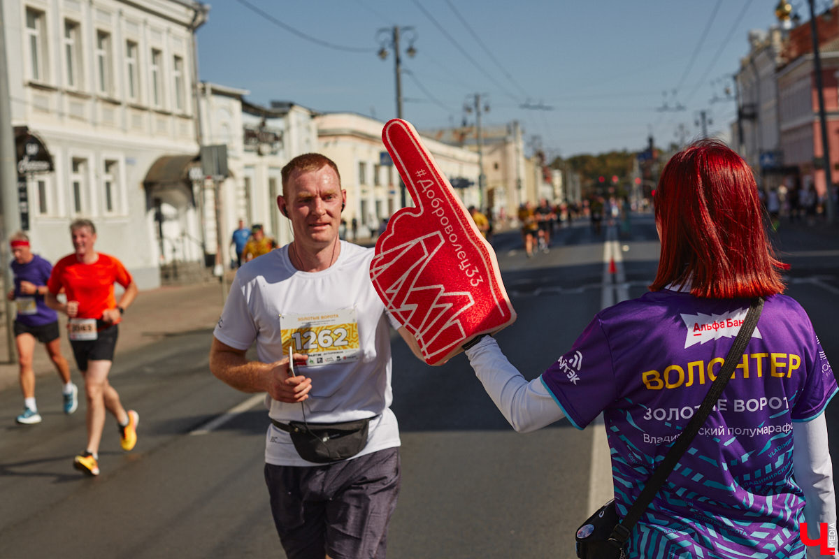 Движение равно жизнь! А потому в минувшую субботу центр Владимира буквально напоминал котел с бурлящей в нем положительной энергией, ведь там состоялся восьмой полумарафон «Золотые ворота». О том, как он прошел, и о новинке, которая может стать ежегодной традицией, читайте в нашем заряженном на спорт фоторепортаже!