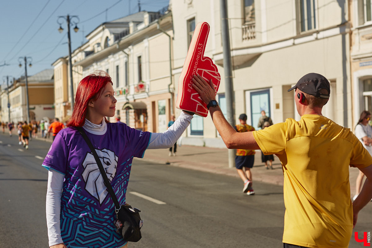 Движение равно жизнь! А потому в минувшую субботу центр Владимира буквально напоминал котел с бурлящей в нем положительной энергией, ведь там состоялся восьмой полумарафон «Золотые ворота». О том, как он прошел, и о новинке, которая может стать ежегодной традицией, читайте в нашем заряженном на спорт фоторепортаже!