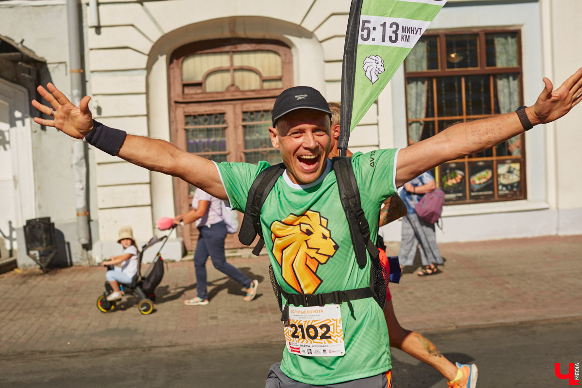 Движение равно жизнь! А потому в минувшую субботу центр Владимира буквально напоминал котел с бурлящей в нем положительной энергией, ведь там состоялся восьмой полумарафон «Золотые ворота». О том, как он прошел, и о новинке, которая может стать ежегодной традицией, читайте в нашем заряженном на спорт фоторепортаже!