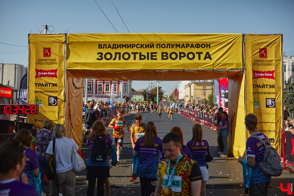 Движение равно жизнь! А потому в минувшую субботу центр Владимира буквально напоминал котел с бурлящей в нем положительной энергией, ведь там состоялся восьмой полумарафон «Золотые ворота». О том, как он прошел, и о новинке, которая может стать ежегодной традицией, читайте в нашем заряженном на спорт фоторепортаже!