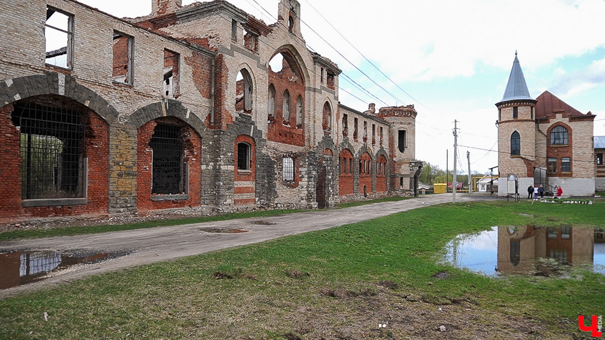 Не опять, а снова в наших краях активно заговорили про реконструкцию усадьбы Храповицкого. Владимиро-Суздальский музей-заповедник считает, что провести ее можно в три этапа. Но стоят такие работы дорого. И главный вопрос – где взять денег – все еще актуален. Хотя, по мнению главы региона, переход имения из федеральной в областную собственность поспособствует скорым переменам к лучшему