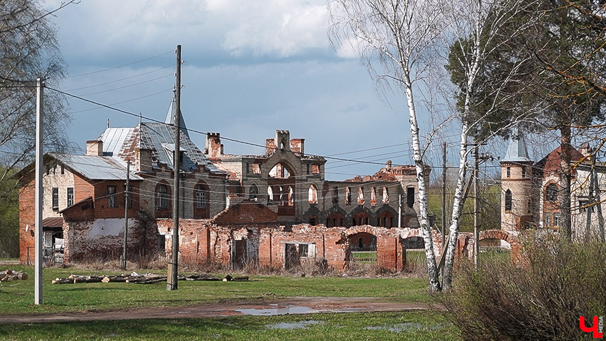 Не опять, а снова в наших краях активно заговорили про реконструкцию усадьбы Храповицкого. Владимиро-Суздальский музей-заповедник считает, что провести ее можно в три этапа. Но стоят такие работы дорого. И главный вопрос – где взять денег – все еще актуален. Хотя, по мнению главы региона, переход имения из федеральной в областную собственность поспособствует скорым переменам к лучшему