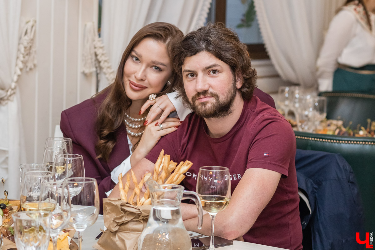 Сезон летних веранд и холодных лимонадов, так неожиданно продленный жаркими сентябрьскими днями, подходит к завершению. Настало время уютных встреч, наполненных нежными красками золотой осени и душевными беседами. Ресторан «Русское подворье» одним из первых открыл новый сезон гастрономических вечеров с дегустацией напитков в Суздале. В канун дня осеннего равноденствия здесь прошел вечер «Сомелье и саксофон».