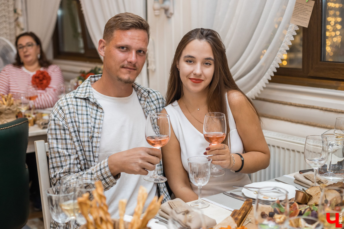 Сезон летних веранд и холодных лимонадов, так неожиданно продленный жаркими сентябрьскими днями, подходит к завершению. Настало время уютных встреч, наполненных нежными красками золотой осени и душевными беседами. Ресторан «Русское подворье» одним из первых открыл новый сезон гастрономических вечеров с дегустацией напитков в Суздале. В канун дня осеннего равноденствия здесь прошел вечер «Сомелье и саксофон».