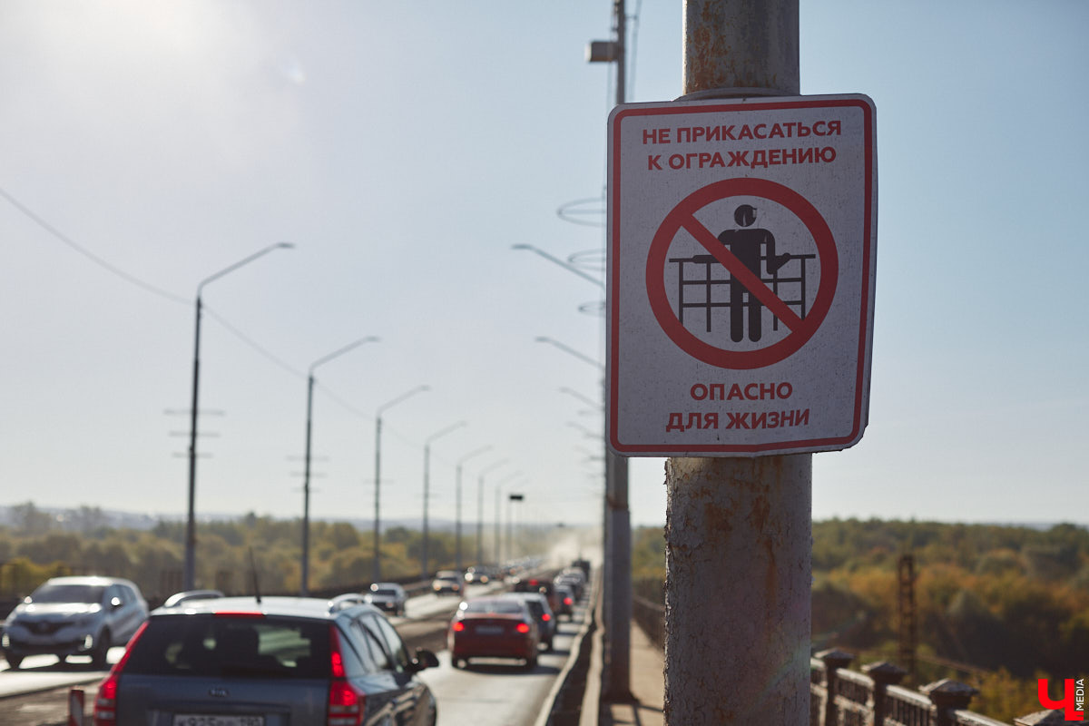 Ремонт моста через Клязьму, из-за которого жители города вынуждены терять время в многочасовых пробках, обещают завершить досрочно. Если получится, то движение по всем трем полосам запустят уже до конца текущей недели. И это отличная новость для тех, кто настраивался на заторы до ноября.