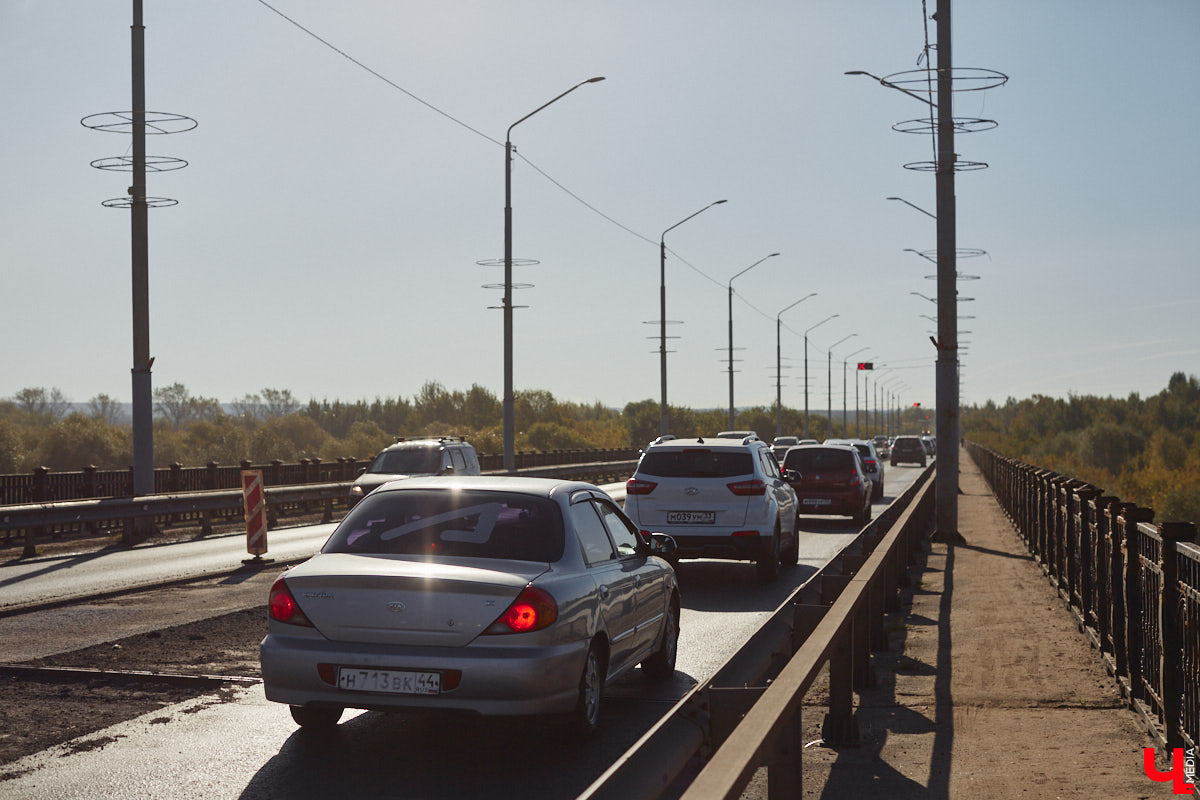 Ремонт моста через Клязьму, из-за которого жители города вынуждены терять время в многочасовых пробках, обещают завершить досрочно. Если получится, то движение по всем трем полосам запустят уже до конца текущей недели. И это отличная новость для тех, кто настраивался на заторы до ноября.