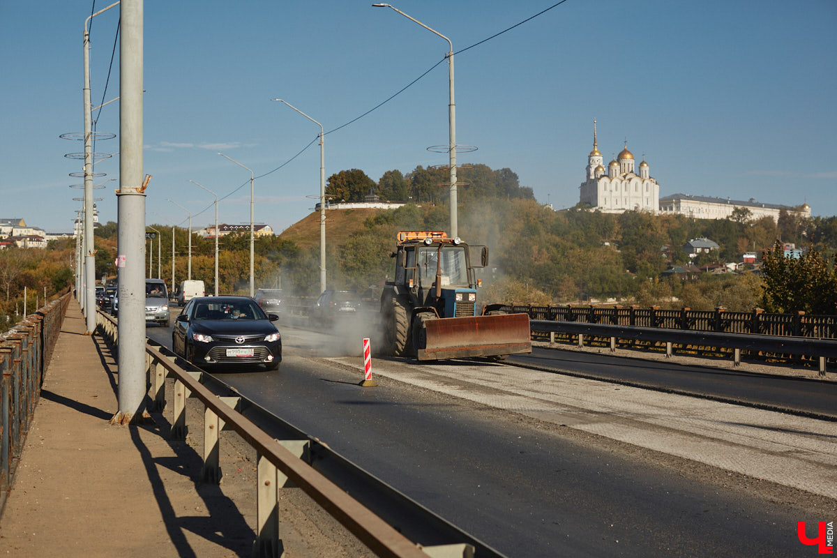 Ремонт моста через Клязьму, из-за которого жители города вынуждены терять время в многочасовых пробках, обещают завершить досрочно. Если получится, то движение по всем трем полосам запустят уже до конца текущей недели. И это отличная новость для тех, кто настраивался на заторы до ноября.