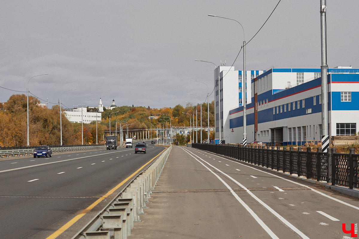 Наверняка уже все в курсе, что путепровод через Клязьму открыли на месяц раньше запланированного срока. И это здорово! Однако сейчас во Владимире в порядок приводят и другие дорожные объекты. Например, вовсю идет ремонт моста у Дворца детского и юношеского творчества на улице Мира. Рпенский проезд также в процессе обновления.