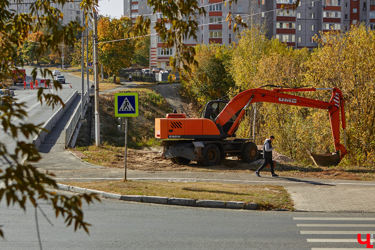 Наверняка уже все в курсе, что путепровод через Клязьму открыли на месяц раньше запланированного срока. И это здорово! Однако сейчас во Владимире в порядок приводят и другие дорожные объекты. Например, вовсю идет ремонт моста у Дворца детского и юношеского творчества на улице Мира. Рпенский проезд также в процессе обновления.