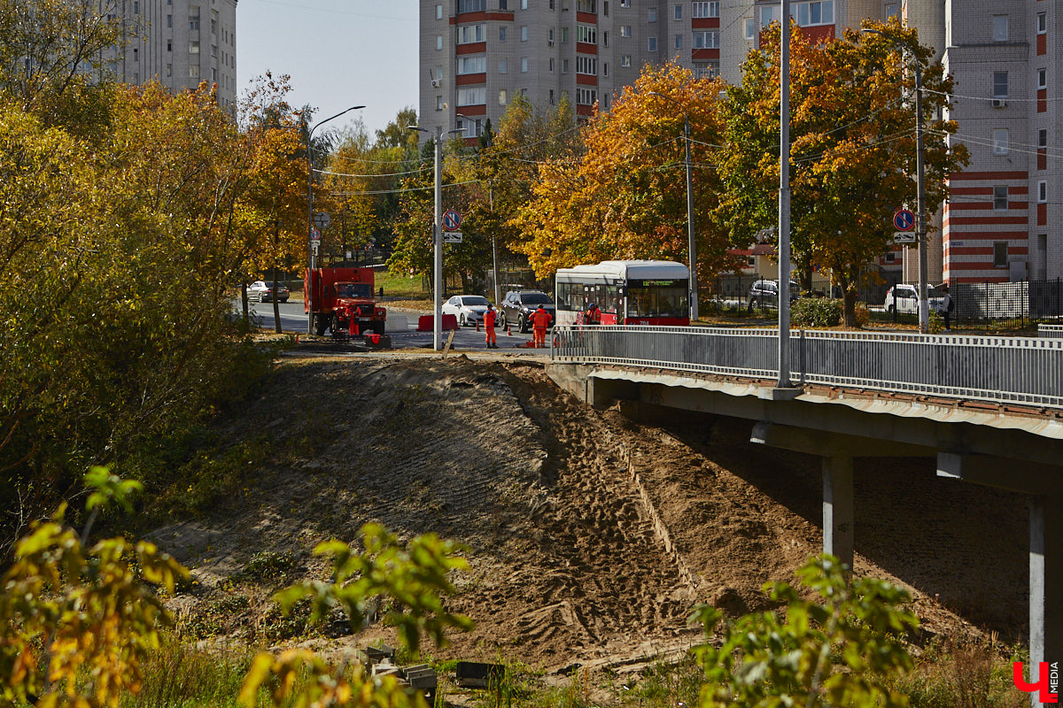 Наверняка уже все в курсе, что путепровод через Клязьму открыли на месяц раньше запланированного срока. И это здорово! Однако сейчас во Владимире в порядок приводят и другие дорожные объекты. Например, вовсю идет ремонт моста у Дворца детского и юношеского творчества на улице Мира. Рпенский проезд также в процессе обновления.