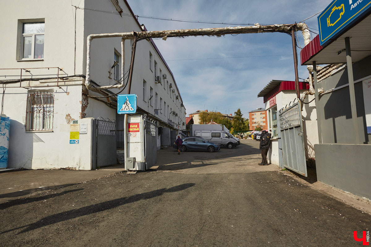 Благоустройство территории в районе Центрального рынка длилось с весны и до самой осени. Уже сейчас там вырисовывается картина того, как локация будет выглядеть в будущем. Вместе с «Ключ-Медиа» по обновленным участкам прошел директор торговой площадки Виктор Иванов, который рассказал нам о последних изменениях на улице Батурина.