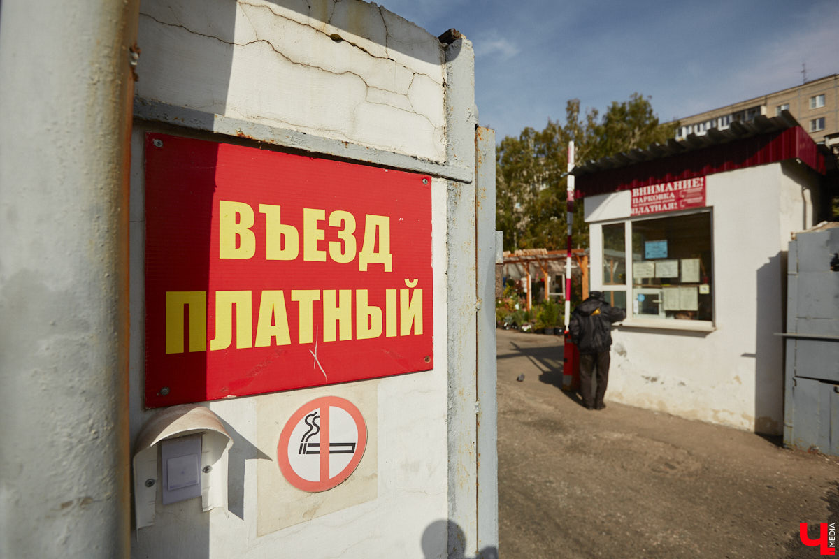 Благоустройство территории в районе Центрального рынка длилось с весны и до самой осени. Уже сейчас там вырисовывается картина того, как локация будет выглядеть в будущем. Вместе с «Ключ-Медиа» по обновленным участкам прошел директор торговой площадки Виктор Иванов, который рассказал нам о последних изменениях на улице Батурина.