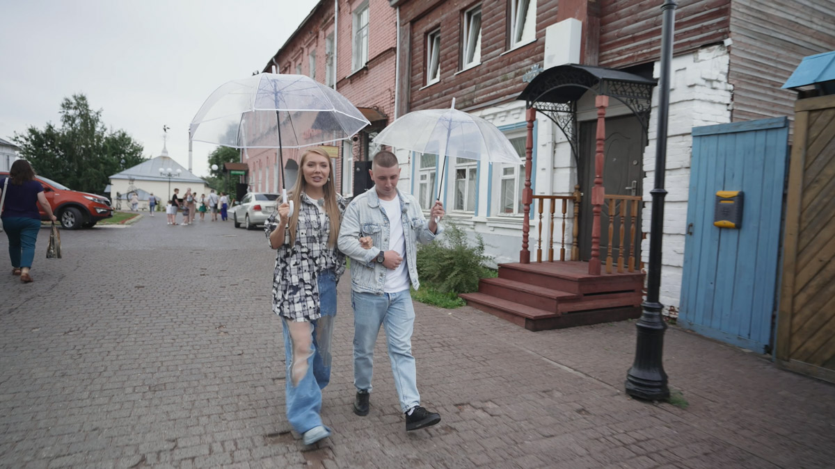 Две звезды видеохостингов, Карина Кросс и Катя Клэп, посетили города 33-го региона, сняв в них выпуски для своих каналов. И если одна девушка искренне удивилась баснословной стоимости некоторых товаров и услуг в Суздале, то другая, напротив, сумела сэкономить в столице области, да еще и для местных жителей припрятала клад в самом центре города.