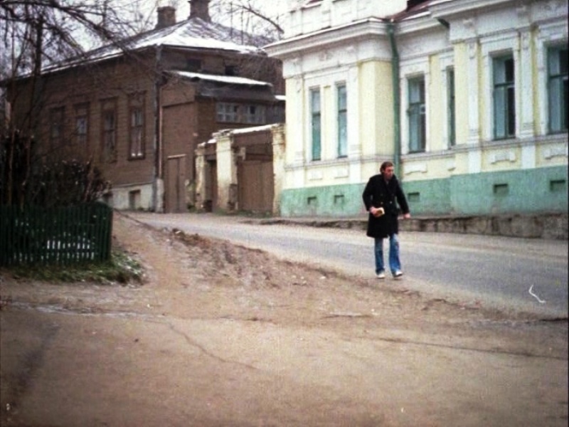 Дом № 5 на улице Летне-Перевозинской сразу привлекает внимание своей пышной декоративной отделкой. В 1990-е годы он был взят под охрану государства как «купеческий особняк», но попытки архивистов установить год его постройки и фамилию владельца оставались безрезультатными до последнего времени. И вот в сентябре на странице Государственного архива Владимирской области появилась сенсационная новость: загадка здания наконец-то раскрыта.