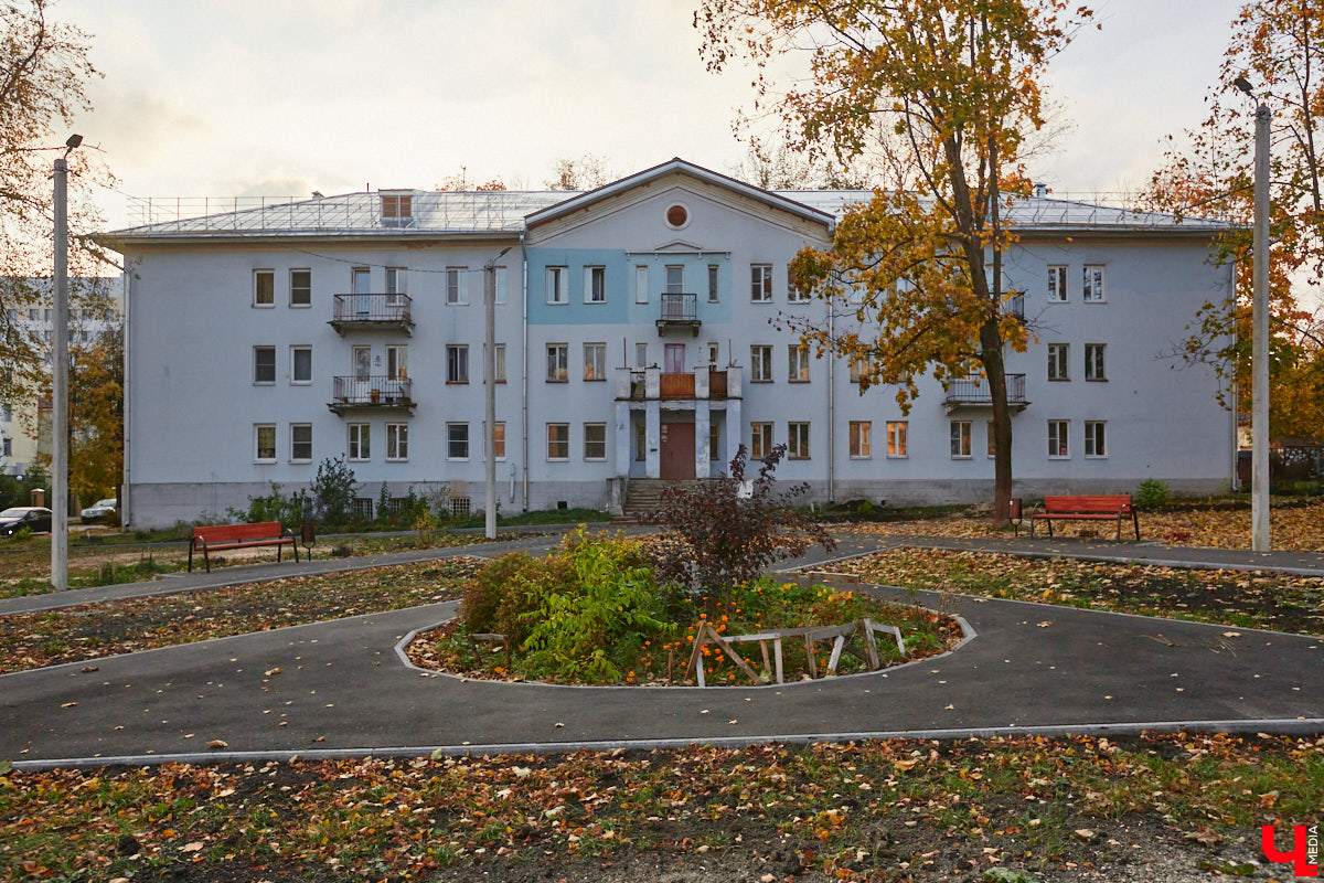 К сожалению, с деревьями во Владимире отнюдь не все гладко. Но есть и хорошие новости! Например, на небольшом пятачке на перекрестке Усти-на-Лабе и Каманина после уничтожения пораженных вредителем растений высадили новые и благоустроили, Молодежный сквер пополнился более чем 400 саженцами, а в концепцию преображения бульвара Художника Иванова внесли изменения.