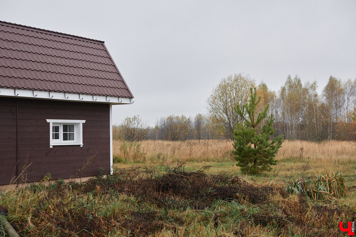 В нескольких километрах от центра Мстеры стоит усадьба, да не простая. Принадлежит она барышне-крестьянке. Именно так позиционирует себя Алена Смирнова, обменявшая столичную жизнь на сельскую. Чем живет современная помещица, как ей удалось превратить старый дом в шикарный особняк и что там внутри, узнал «Ключ-Медиа», посетив гостеприимный уголок в селе Барское Татарово.