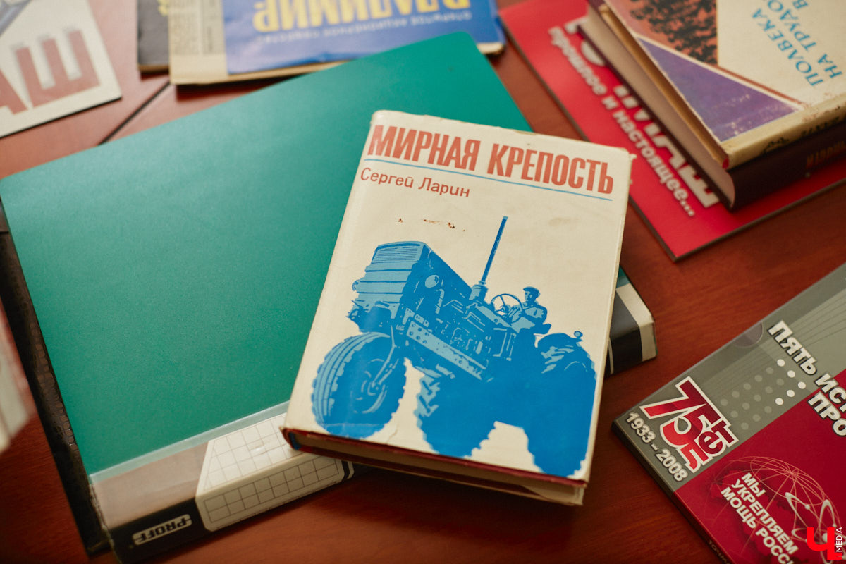 Пока одни смотрят в будущее, другим интересны времена давно минувшие. Например, Дмитрия Нечаева увлекают данные о прошлом владимирской промышленности. Он даже собрал архив, ставший капсулой времени, и позволил заглянуть в нее нашему изданию. Чего там только нет!